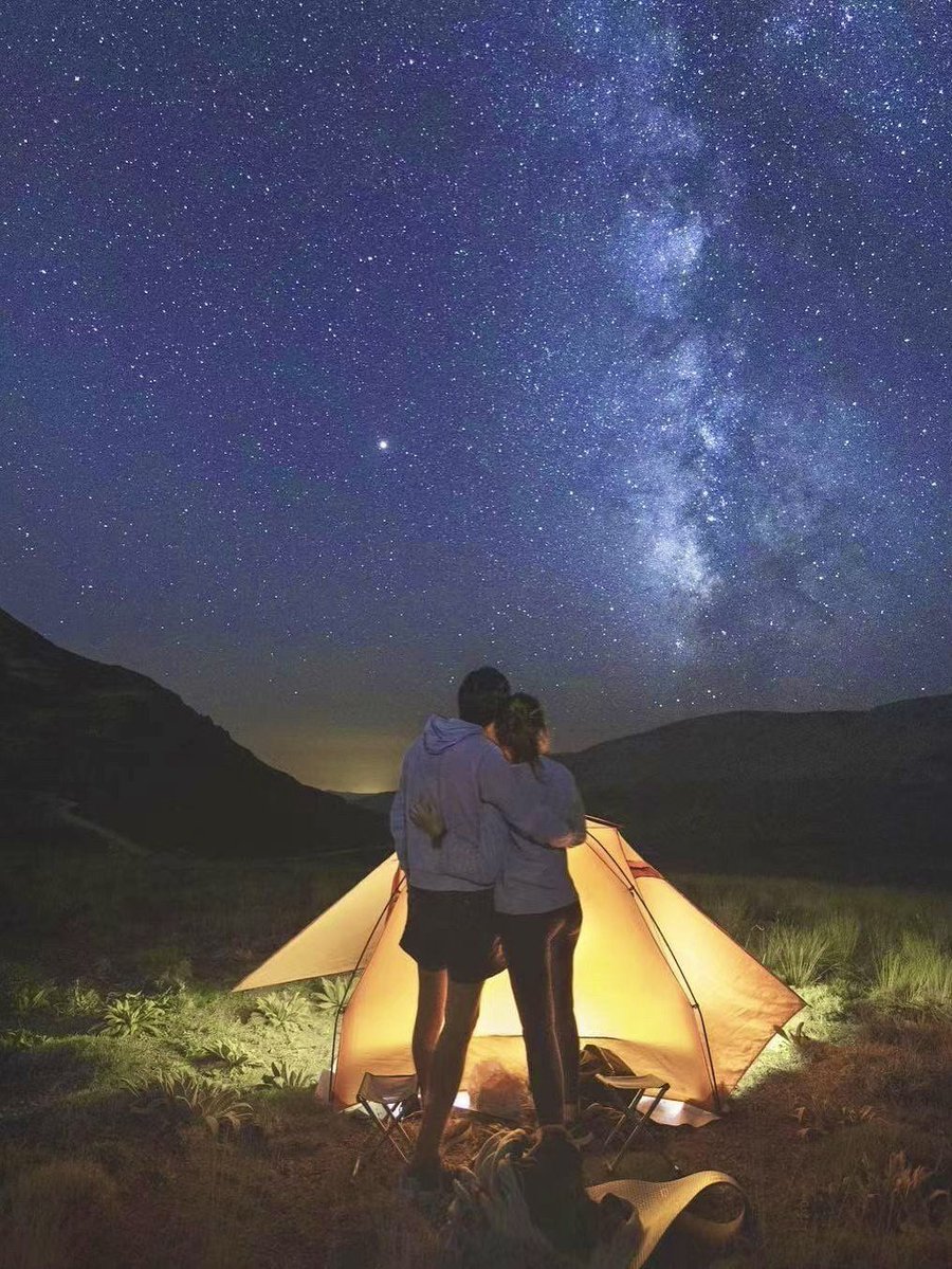 RobbieLenoge's tweet photo. Missing the familiar face but the late-night voice call always fixes it  Long distance never feels so far when we’re sharing the same starry sky. https://t.co/JJPtmhO3hf
