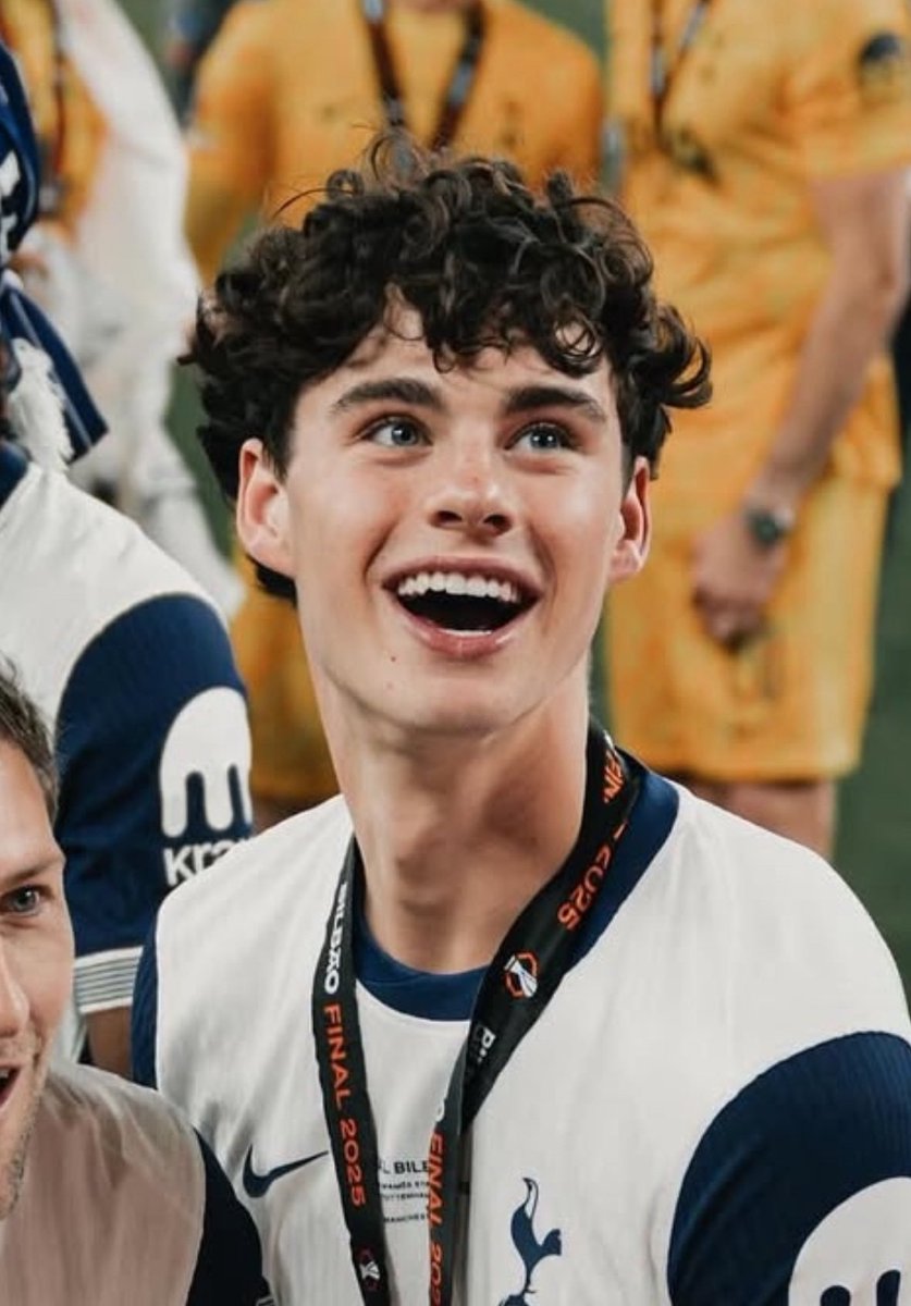 PochoTHFC's tweet photo. Archie perdió sus rasgos de adolescente 💔💔 https://t.co/P9HoNJ51OQ