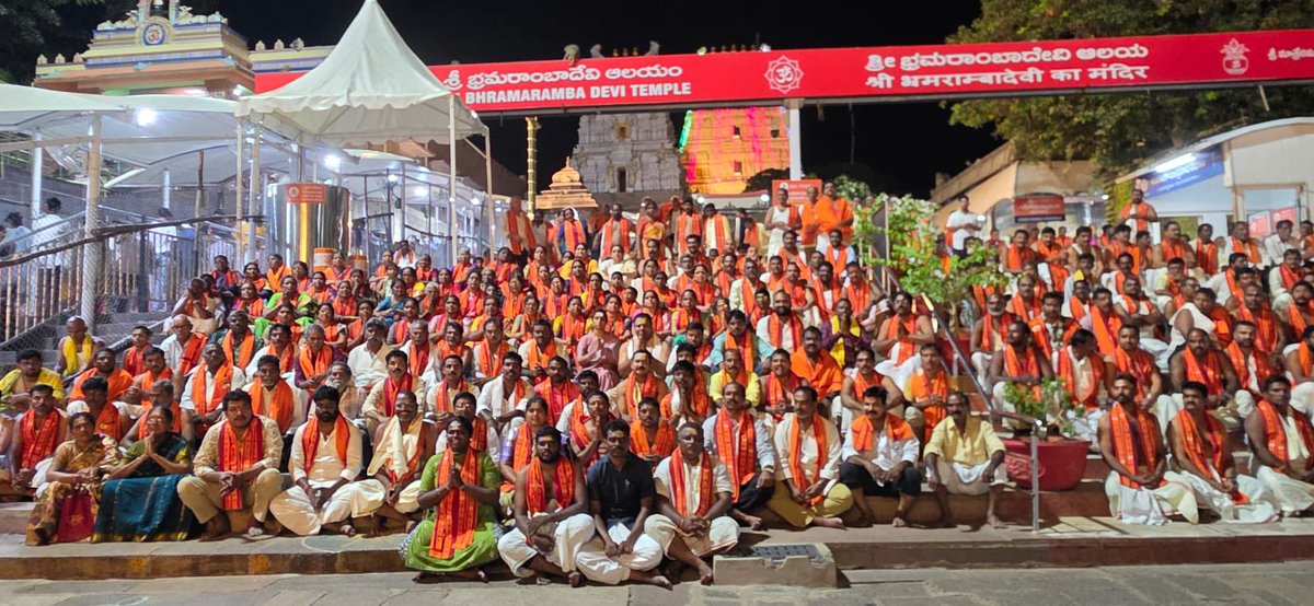 galla_madhavi's tweet photo. శ్రీశైలం శ్రీ భ్రమరాంబ మల్లికార్జున స్వామివారిని దర్శించుకున్న ఎమ్మెల్యే గళ్ళా మాధవి గారు దంపతులు

సుమారు 450 మంది టీడీపీ కుటుంబ సభ్యులతో కలిసి ప్రత్యేక పూజలు

వెలిగొండ ప్రాజెక్ట్‌ సందర్శన అనంతరం గుంటూరు పశ్చిమ నియోజకవర్గ ఎమ్మెల్యే గళ్ళా మాధవి గారు దంపతులు నియోజకవర్గానికి చెందిన సుమారు 450 మంది టీడీపీ నాయకులు, కార్యకర్తలు, అభిమానులతో కలిసి శ్రీశైలం శ్రీ భ్రమరాంబ మల్లికార్జున స్వామివారిని దర్శించుకుని ప్రత్యేక పూజలు నిర్వహించారు.

డోర్ టు డోర్ కార్యక్రమాన్ని విజయవంతంగా పూర్తి చేసిన పార్టీ శ్రేణులకు ఏర్పాటు చేసిన వెలిగొండ–శ్రీశైలం పర్యటనలో భాగంగా ఈ ఆధ్యాత్మిక యాత్ర చేపట్టారు. ఈ సందర్భంగా ఎమ్మెల్యే గళ్ళా మాధవి గారు మాట్లాడుతూ పార్టీ కార్యకర్తలే తన కుటుంబమని, వారి కష్టానికి గుర్తింపుగా ఇలాంటి పర్యటనలు నిర్వహించడం ఆనందంగా ఉందన్నారు.

ఆలయానికి చేరుకున్న ఎమ్మెల్యే గారు దంపతులకు దేవస్థానం అధికారులు, పాలకమండలి సభ్యులు బోడేపూడి వెంకట సుబ్బారావు గారు స్వాగతం పలికారు. అనంతరం ఆలయ అర్చకులు ఎమ్మెల్యే గళ్ళా మాధవి గారు దంపతులకు వేదాశీర్వచనం అందించి స్వామివారి తీర్థప్రసాదాలను అందజేశారు. టీడీపీ శ్రేణులు పెద్ద సంఖ్యలో ఈ దర్శన కార్యక్రమంలో పాల్గొన్నారు.

#GallaMadhavi #GunturWestMLA #GunturWest #TDP #Srisailam #BhramarambaMallikarjuna @naralokesh @iTDP_Official