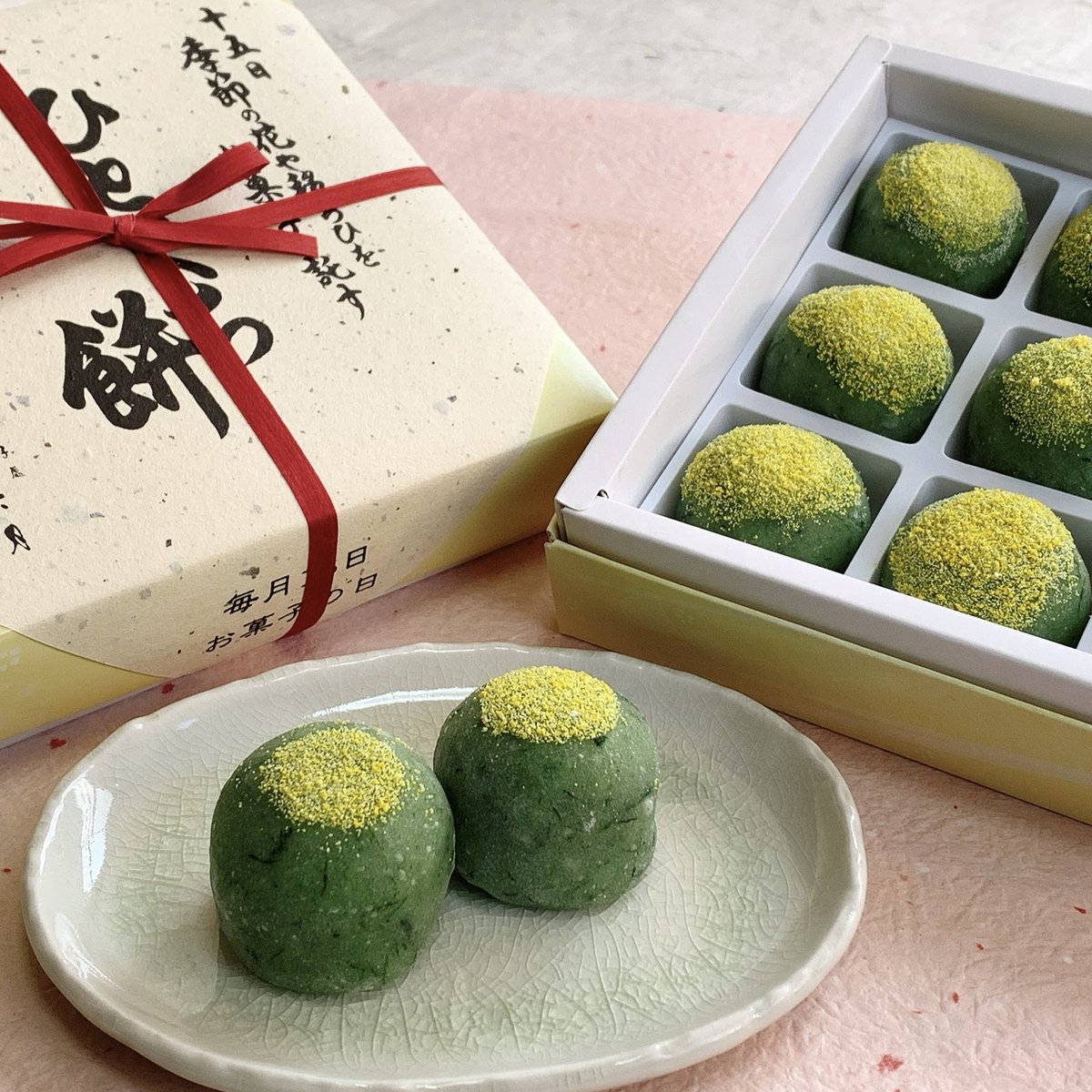 funaya_shugetsu's tweet photo. 「毎月15日はお菓子の日」

船屋秋月では毎月お菓子の売出しをしています。
今月の「ひとくち餅」は「小萩餅」です。もちろん「豆大福、草大福」もございます。
数に限りがございますのでお早めにどうぞ！！

#船屋秋月 https://t.co/GOjryzIZIC