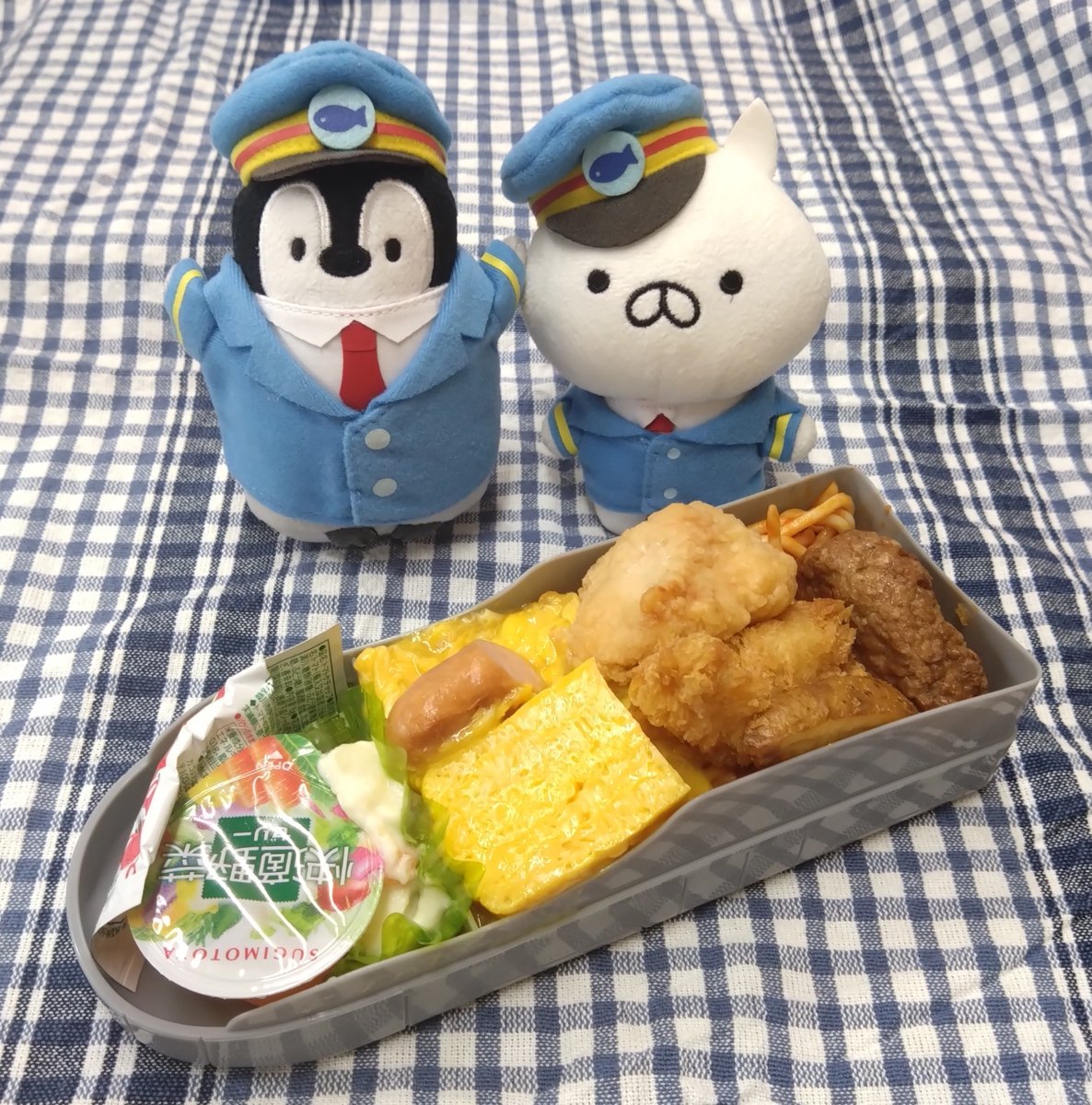 mpenguin10's tweet photo. 🐧今日のお昼はドクターイエローお子様ランチだっぺ🍴

🐱ドクターイエローのお弁当には種類がいくつかあるみたいだにゃ https://t.co/Xmls8LiMjQ