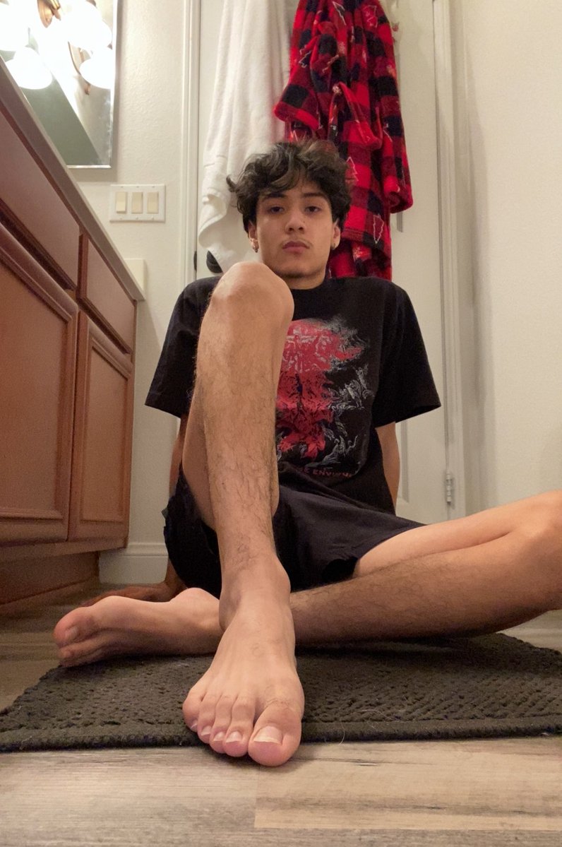 mexfooty's tweet photo. just got a pedicure who can fund me? 😉 https://t.co/FFEQyrtXfN