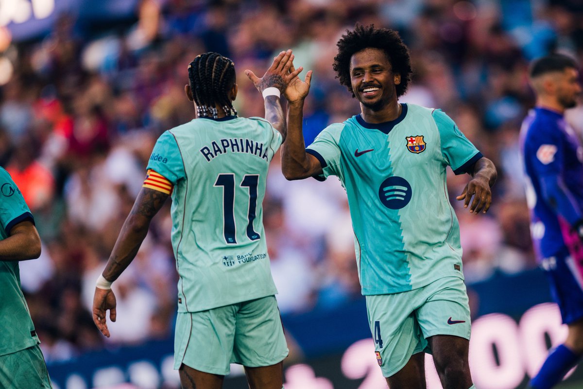 swelsh313's tweet photo. Adeyemi’s smile. Raphinha’s approval. 🤝

#FCB https://t.co/S6L8yCXW5I