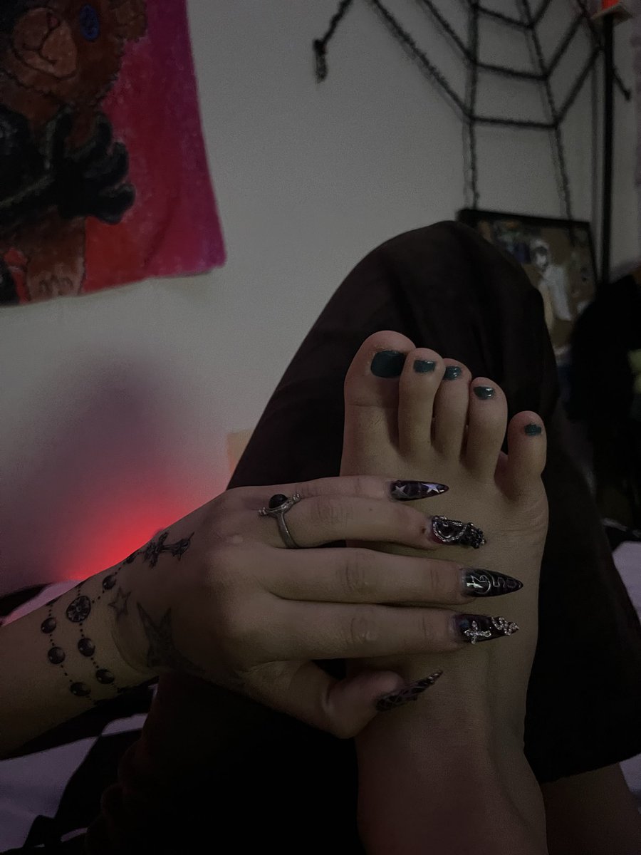 flutterflyyxo's tweet photo. Who’s paying for the next set? https://t.co/vttfymPbYY