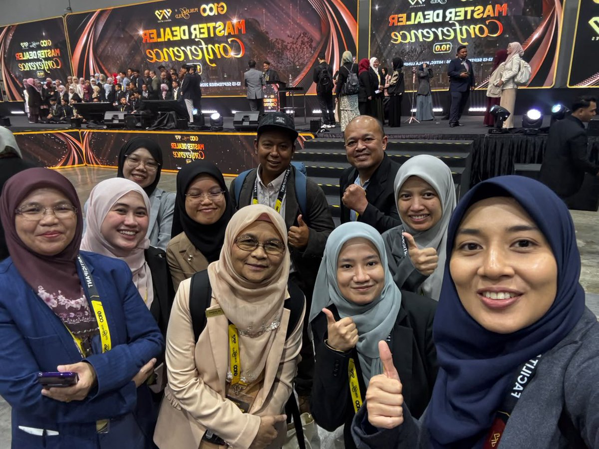 g_riesboohimis's tweet photo. MDC dah selesai. Tapi misi sebenar baru bermula. 🔥

Alhamdulillah, satu lagi pengalaman bersama team di Master Dealer Conference — tempat kami datang bukan sekadar untuk berkumpul, tetapi untuk belajar, upgrade ilmu dan perbaiki cara membimbing masyarakat tentang simpanan emas.

Saya pegang satu prinsip:

Kami bukan jual emas. Public Gold yang jual emas.
Tugas kami berkongsi ilmu.

Sebab emas semata-mata tak menjadikan seseorang kaya. Tanpa ilmu dan disiplin, aset yang baik pun boleh diurus dengan cara yang salah.

Insya-Allah, ilmu yang dibawa pulang ini akan dikongsikan supaya lebih ramai keluarga faham cara menyimpan dengan betul.

MDC 10 selesai.
Jumpa lagi di MDC 11. Insya-Allah. 🔥

Nak belajar cara menyimpan emas?
Rujuk pinned post atau klik link di bio.

#PGG100Network
#PGMDConference
#MisiUbahHidup1000Keluarga