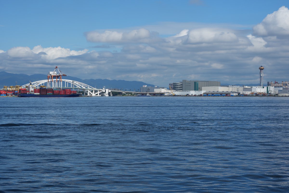 furunosoftech's tweet photo. 大阪南港の海！潮風が強い！
コスモスクエアで写真を撮ってみました。

釣りをされている人を多く見かけました。
調べてみると、どうやら釣りスポットらしいですね🎣 https://t.co/GLJk0sqUJp