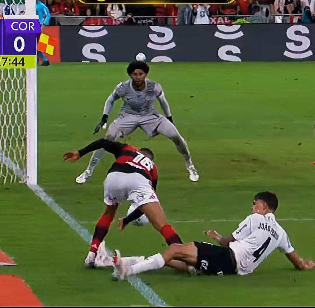 PeladeiroRN's tweet photo. As vitórias estão deixando estes lances escaparem ilesos. 
Uma hora o Flamengo vai se f... https://t.co/dNGYw5Nh6h
