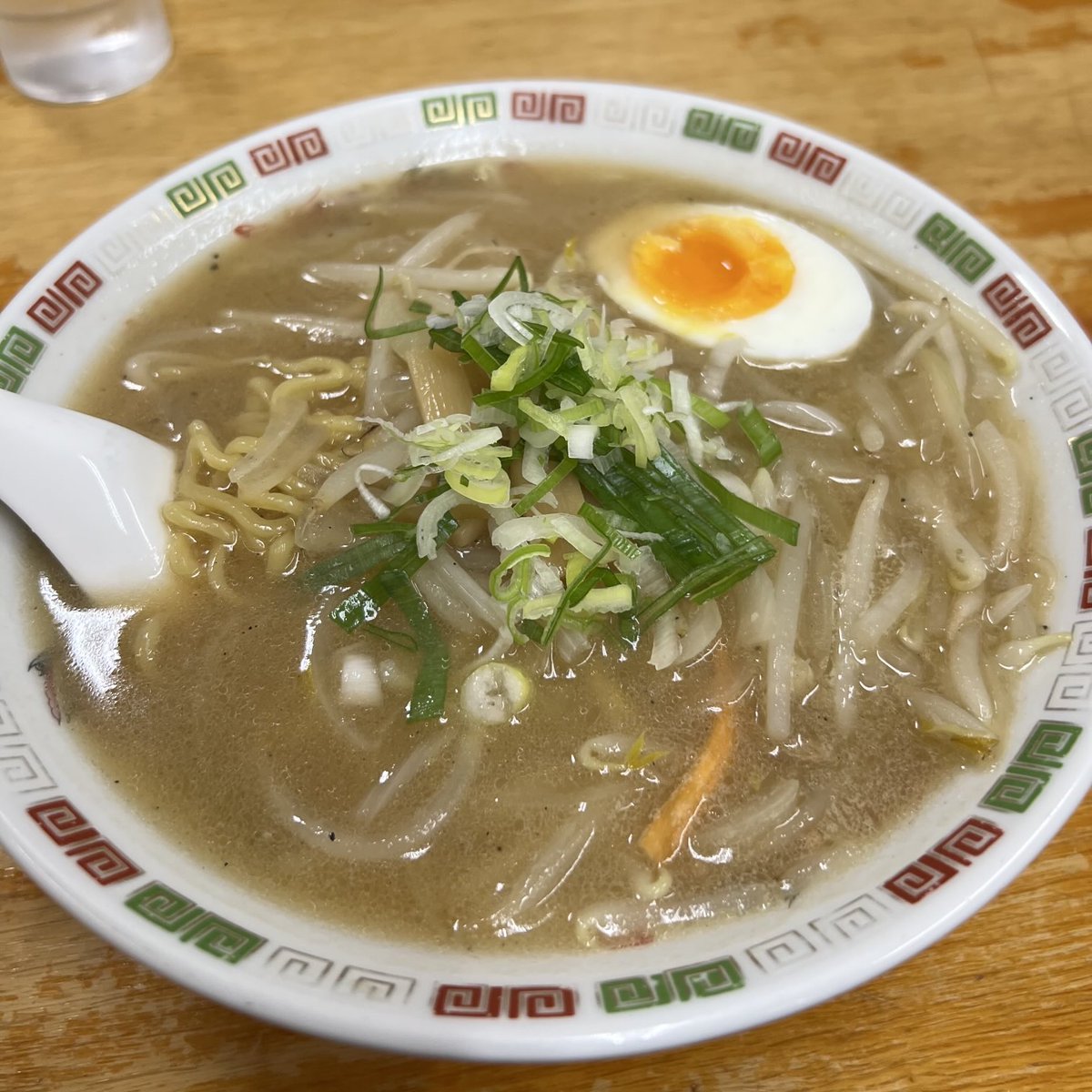 s_murarpy's tweet photo. 鳳龍のラーメンは北見名物の玉ねぎの味をしっかり感じられる素晴らしい一杯なのです
北見駅からすぐと立地も神 https://t.co/fDbMACspen