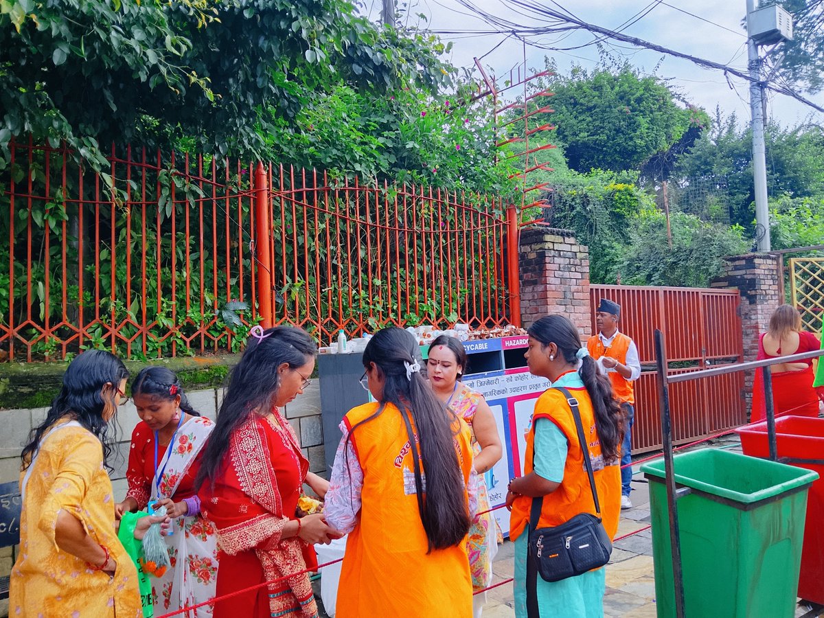 Pappuk_yadav's tweet photo. 🕉️🚩 हरितालिका तीजको पावन अवसरमा श्रीपशुपतिनाथ मन्दिरमा श्रद्धालु भक्तजनहरूको सेवामा विश्व हिन्दू परिषद् नेपाल, युवा विभागका स्वयंसेवकहरू।
सेवा नै साधना, संस्कार नै हाम्रो पहिचान। 🙏🚩
#हरितालिका_तीज #पशुपतिनाथ #विश्वहिन्दूपरिषदनेपाल #युवाविभाग #स्वयंसेवा 
@vhpnepal https://t.co/VD4jU2p2wM