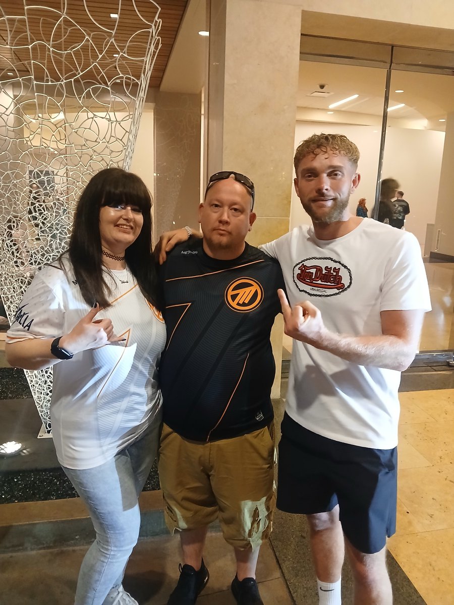 WarcraftRise's tweet photo. As Blizzcon comes to an end and after spending it with great friends from EU @llabnala_ @MethodBangerz @Warcraftthor I want to wish you the best in travels. Until we meet again my friends. Much love to ya! https://t.co/xeG6nsbR5G