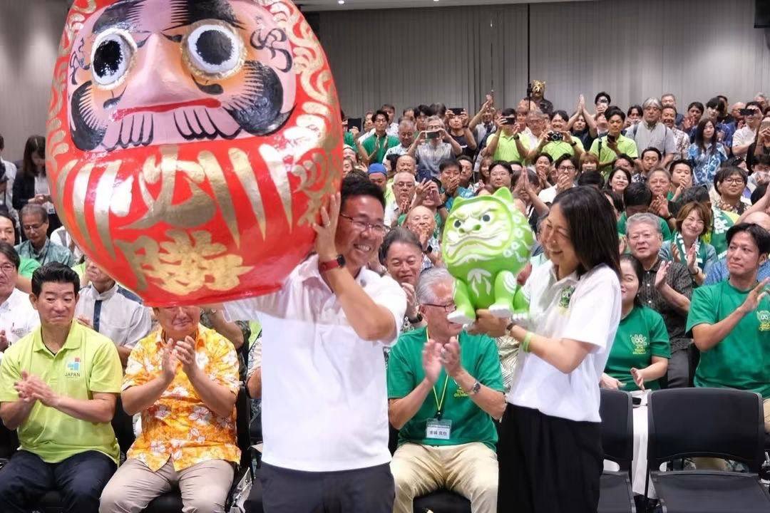kohei_w1985's tweet photo. 沖縄県知事選　古謝玄太さんが担いだダルマは、なんと白河ダルマでした！ https://t.co/xHGT93Rmnt