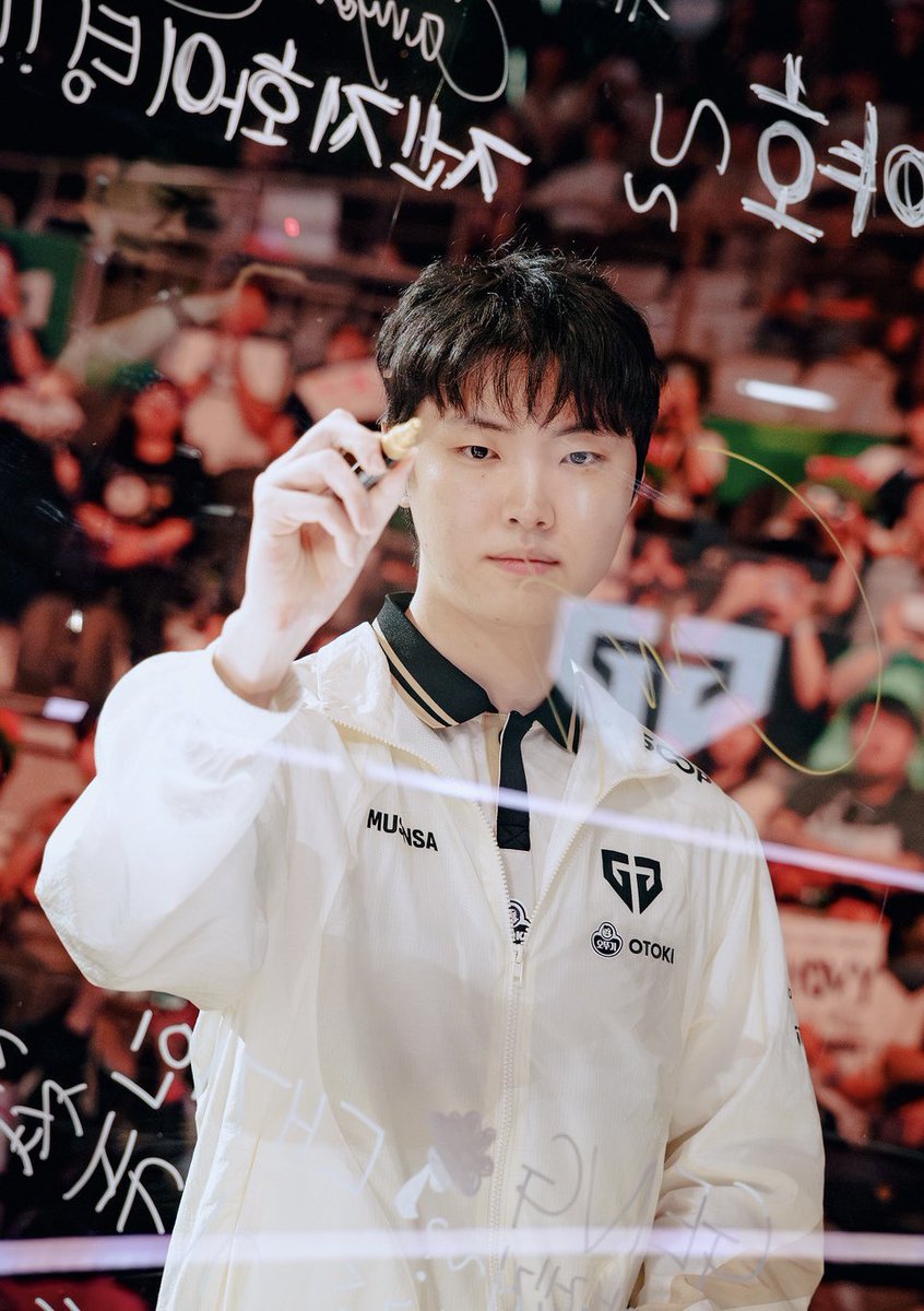 YujinnieHa's tweet photo. "I think Chovy is the best player to have never won a World's title. I think greatest and best are different definitions, but since Chovy first attended Worlds with Griffin in 2019 to now, that 8-year stretch, he's been the best player in the world in that time span." 

"I mean, there's moments where other players have surpassed him or been the number one player in the world, but on average, if we're doing like a daily world number one player counter, Chovy has spent more days at #1  than anyone else."

"Even without that world title, he is the player that more midlaners or coaches look to as the standard to aspire to than anyone else." - Jatt

https://t.co/nx2o0vzBns