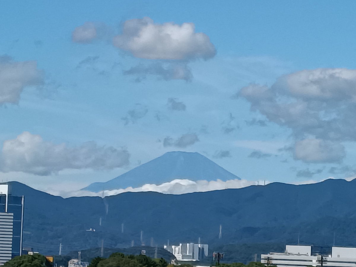 ken_suck69's tweet photo. 1ヶ月くらい前に引っ越しました。
新居からの風景。素晴らしいカントリービュー。
���対側からは、天気がよければ富士山が見えます。
ずっと曇ってて、今日やっと見えた。 https://t.co/UEeqiZ5Jpc