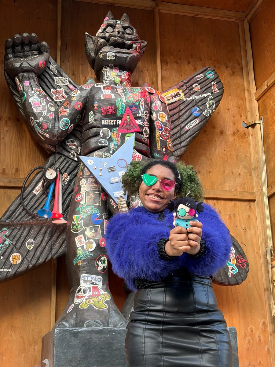 _Nonnez_'s tweet photo. Yesterday I went to House of Kong by @gorillaz and cosplayed as Noodle from Phase 4!!! 

🔴🔵🟠🟢

The super cute Noodle plushie is made by Flan A.K.A @ririntual &amp; shout out to my amazing big sister for taking the photos.

#NonnCosplay #Gorillaz #HouseofKong #Humanz #Noodle https://t.co/03LGU2bZ9A