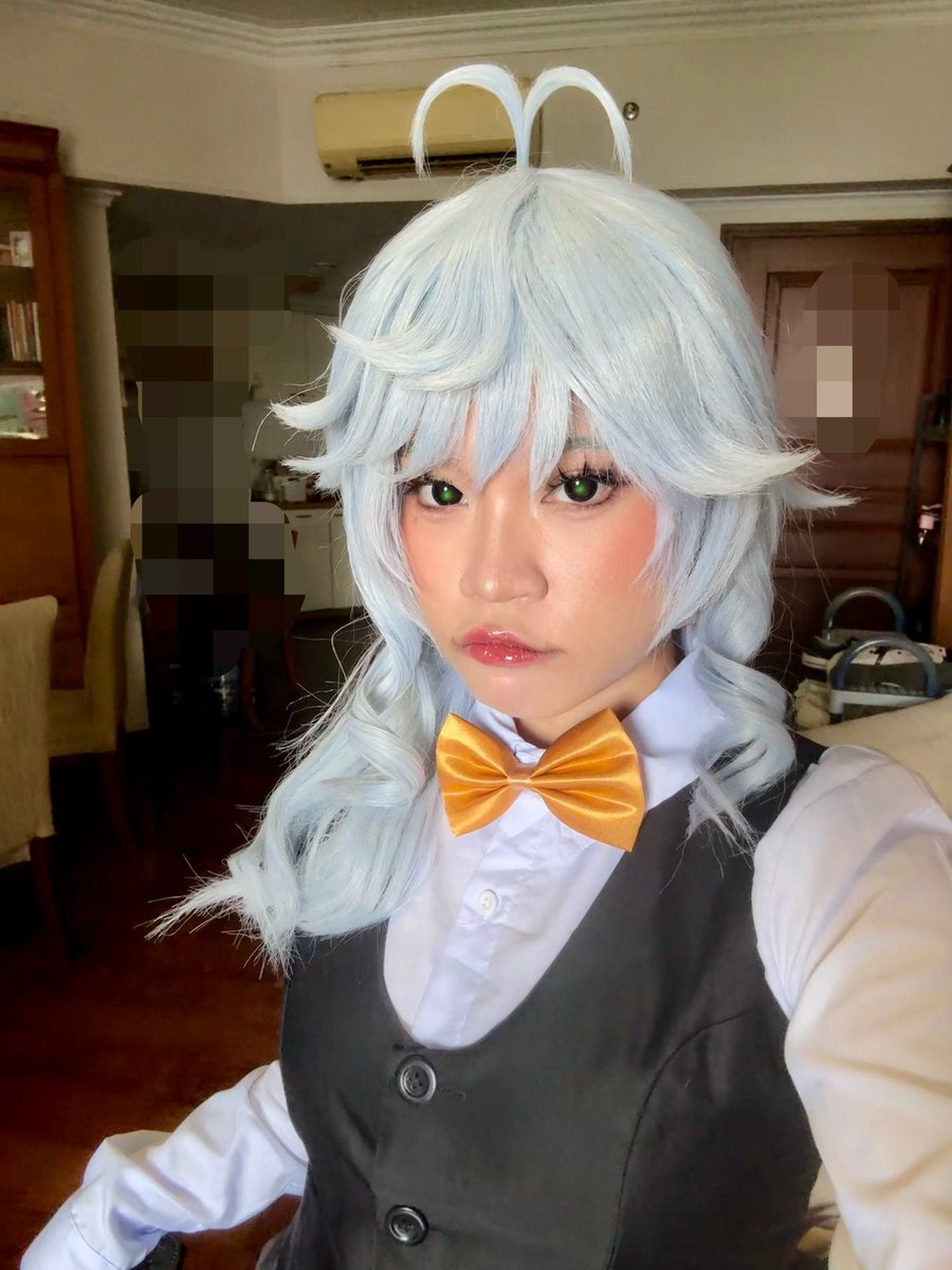 Kichuunee's tweet photo. Got dropped into a birthday party, still gotta work 🚶‍♀️‍➡️ (momen lahirnya crackship braun dolphin) https://t.co/n2nBNqaWc8