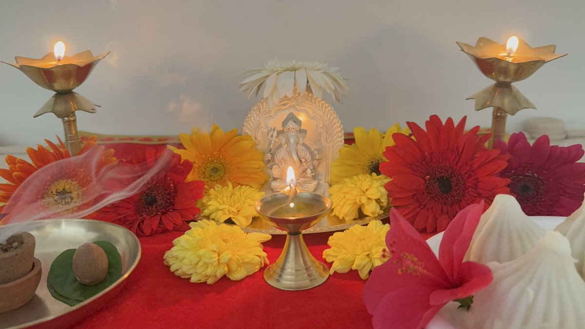 niki_bbee's tweet photo. ✨🌸गणपति बाप्पा मोरया! 🌸✨🙏 https://t.co/V836zvYKsN