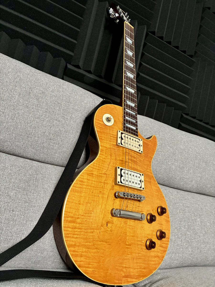 okky0813's tweet photo. '01ナビレスの電装系総とっかえに際し
元々ついてたアンバーのノブが使えなくなったので'98に移設
フロントリアどっちもホワイトでスピードノブじゃないけど控えめな杢も相まって健さんのhoneyっぽく見えないかな👏 https://t.co/N4N7o26O7c