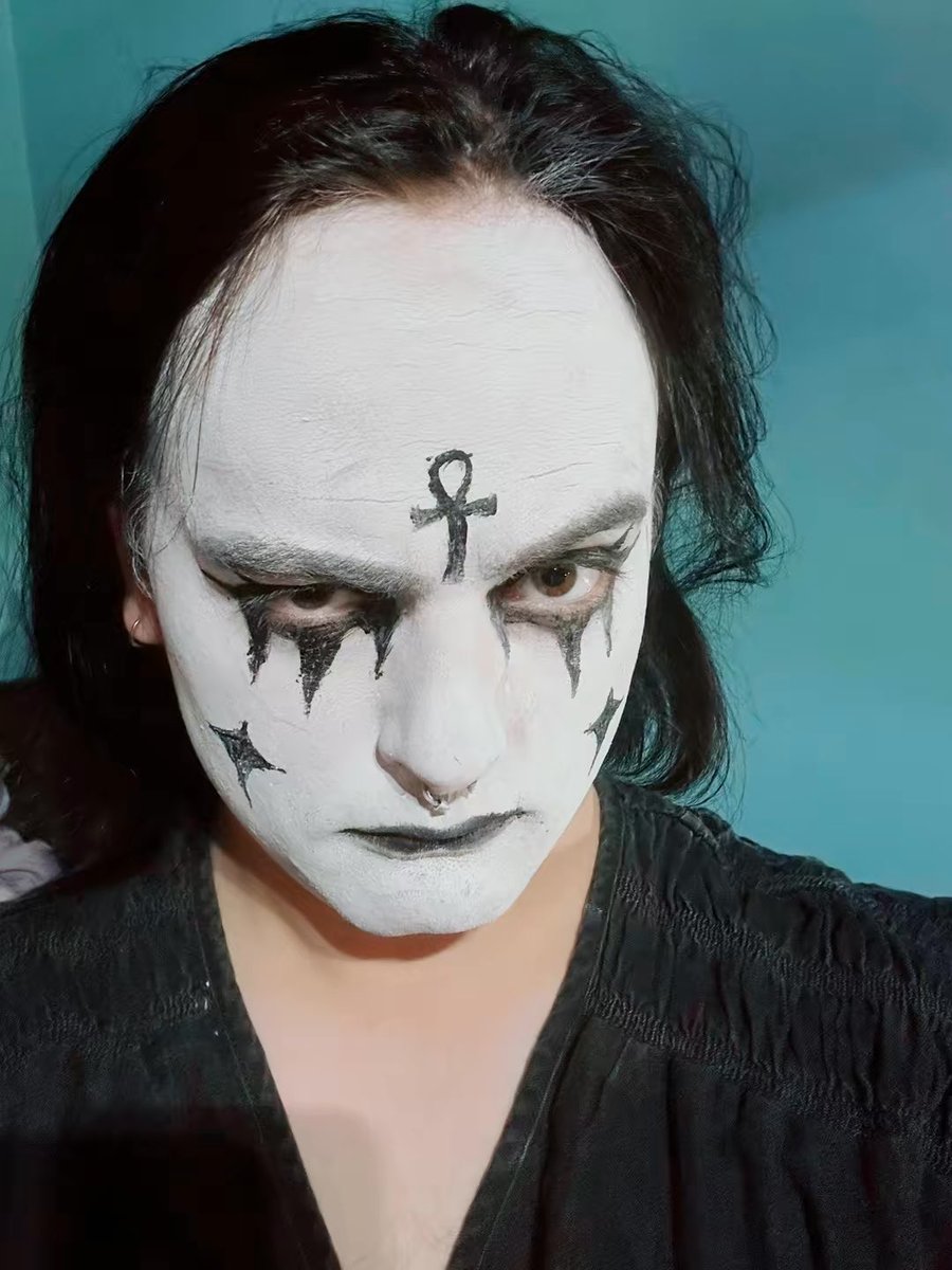 MrSparkyPants's tweet photo. First time doing Goth makeup I kinda like how it came out #babybat #goth #makeup https://t.co/plmtGTWfQu
