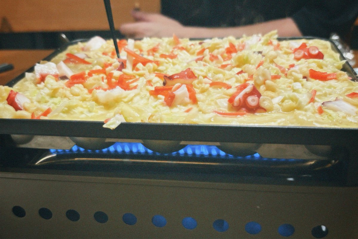 nmhmsik's tweet photo. そういえば昨日はじめてガス式のたこ焼き器使った🔥もうこれ以外嫌だ‼️初回焼き前2列mnが焼いたのやや綺麗だから見て🎶🐙🟠🎶
#mn_ms https://t.co/p0GlLRLVXJ