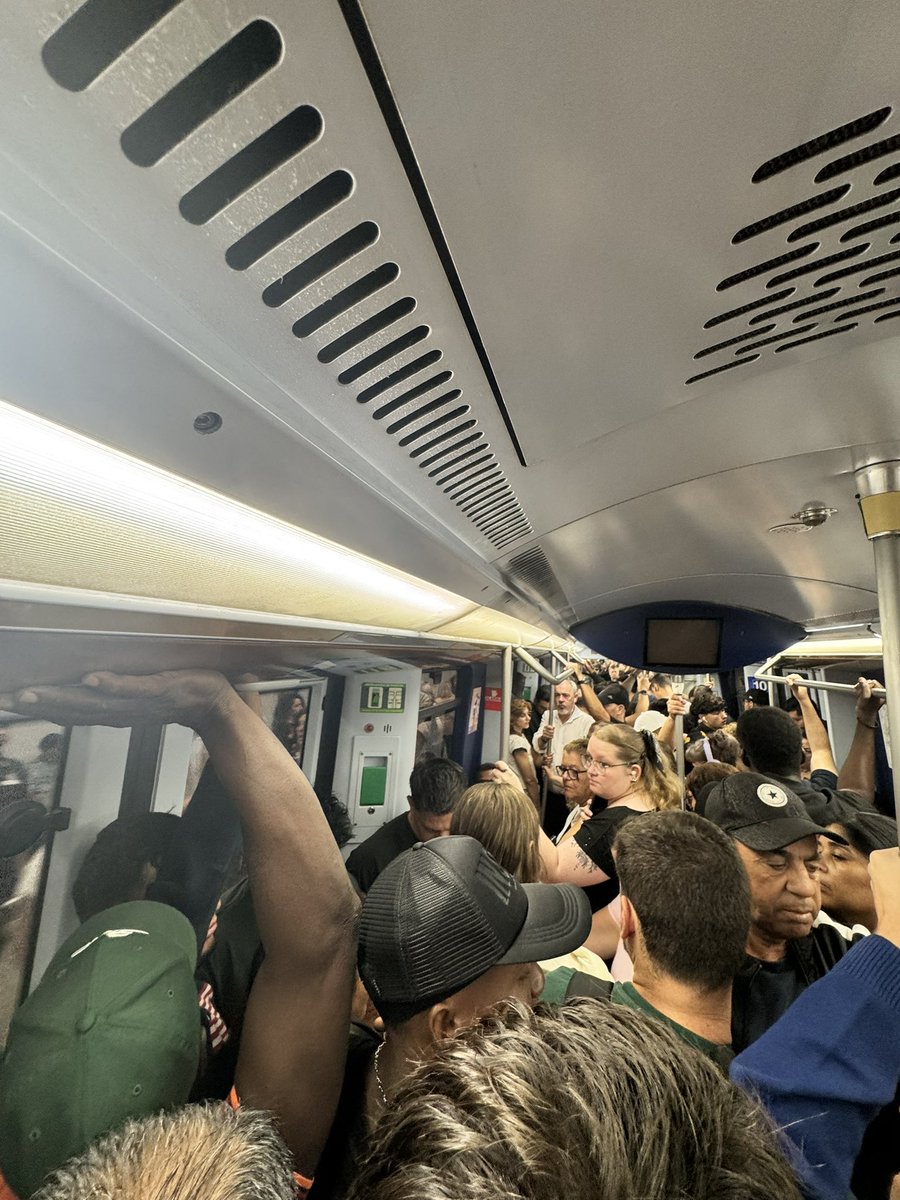 _vcasas_'s tweet photo. Es una vergüenza que esto suceda en uno de los primeros metros del día.

Parando en estaciones en las que no se puede subir más usuarios. No se puede salir prácticamente de los vagones. 

¿Hasta dónde vamos a llegar? https://t.co/Za7x2ito1L