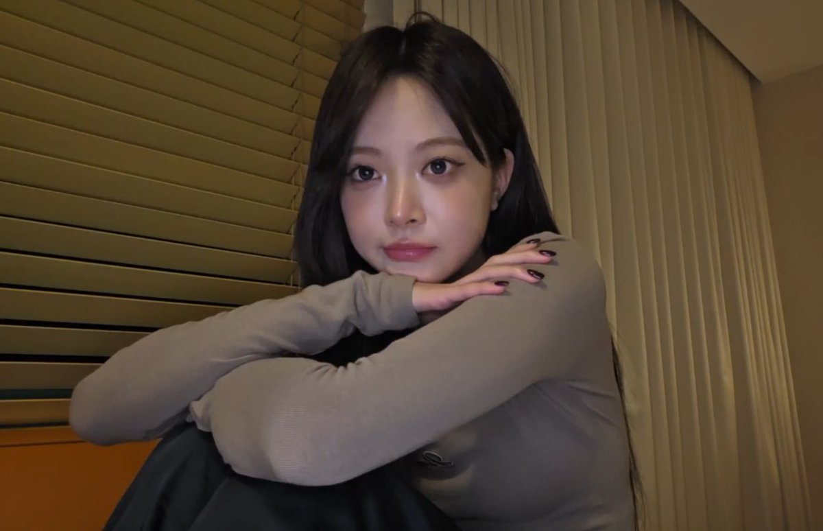 fimssante's tweet photo. what’s in the U.S. air omg 😭 eunchae looks SO pretty today https://t.co/YpVUjboHrr
