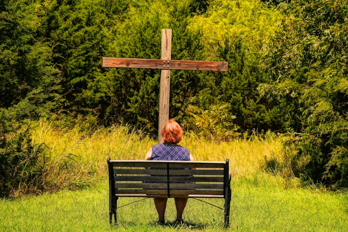 BNoticia2016's tweet photo. La Cruz no es sólo un juicio para los que lo entregan y cometen la injusticia. Dios, que todo lo puede, entregando su vida la convierte en signo y realidad de salvación, lo envió para 'que el mundo se salve por Él'. Esta es nuestra fe, creemos en Él. #BNdiaria https://t.co/zuoWCWMplA