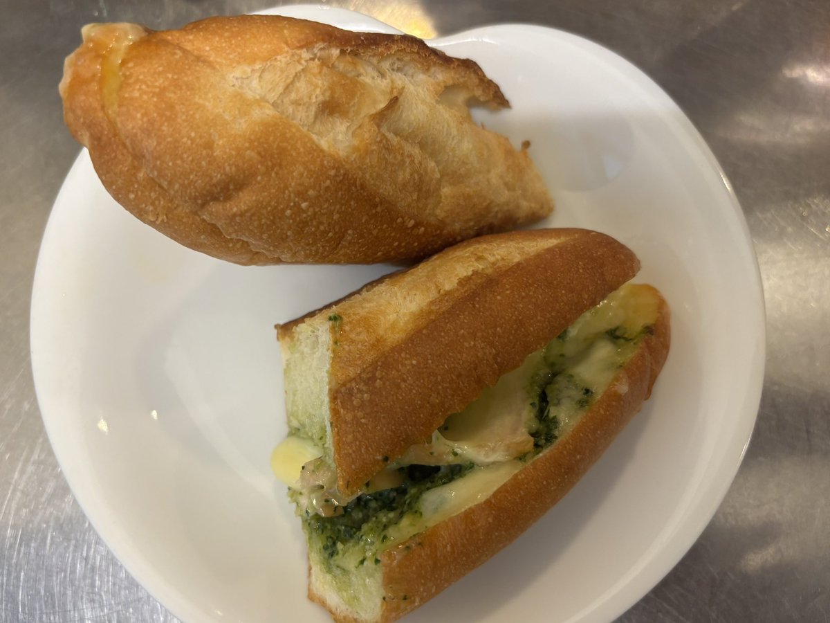 cafetriomphe's tweet photo. ごきげんよう。今日は21時まで通常営業です。
こちらのバジルチキンのバゲットサンド(750円)はランチの時間だけでなく、通常メニューでも軽食としてご用意しております。お食事を軽く済ませたい日や、小腹が空いた時に、パンの歯応えがあって程よくお腹が満たせます。ドリンクとセットもございます。 https://t.co/fkym0nSzqH