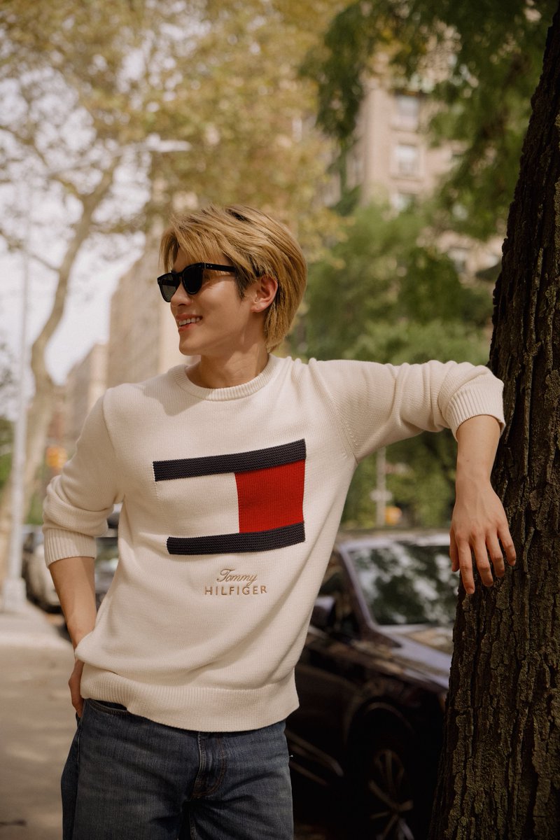 ELLEThailand's tweet photo. จะมุมไหนก็น่ารักมาก! โฟร์ท ณัฐวรรธน์ แบรนด์แอมบาสซาเดอร์ของ Tommy Hilfiger @TommyHilfiger ที่ถ่ายทอดไลฟ์สไตล์ในบรรยากาศของมหานครนิวยอร์ก พร้อมโททัลลุคสไตล์เพรพที่ผสมผสานความคลาสสิกเข้ากับพลังและความสนุกอย่างลงตัว

#ELLEThailand
#TommyHilfiger
#Fourthnattawat https://t.co/cKF9TlXtZh