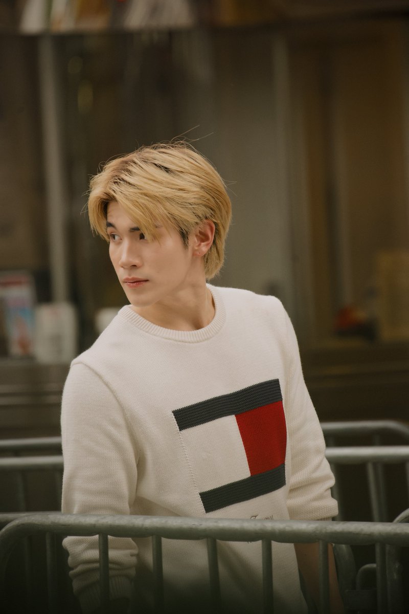 ELLEThailand's tweet photo. จะมุมไหนก็น่ารักมาก! โฟร์ท ณัฐวรรธน์ แบรนด์แอมบาสซาเดอร์ของ Tommy Hilfiger @TommyHilfiger ที่ถ่ายทอดไลฟ์สไตล์ในบรรยากาศของมหานครนิวยอร์ก พร้อมโททัลลุคสไตล์เพรพที่ผสมผสานความคลาสสิกเข้ากับพลังและความสนุกอย่างลงตัว

#ELLEThailand
#TommyHilfiger
#Fourthnattawat https://t.co/cKF9TlXtZh