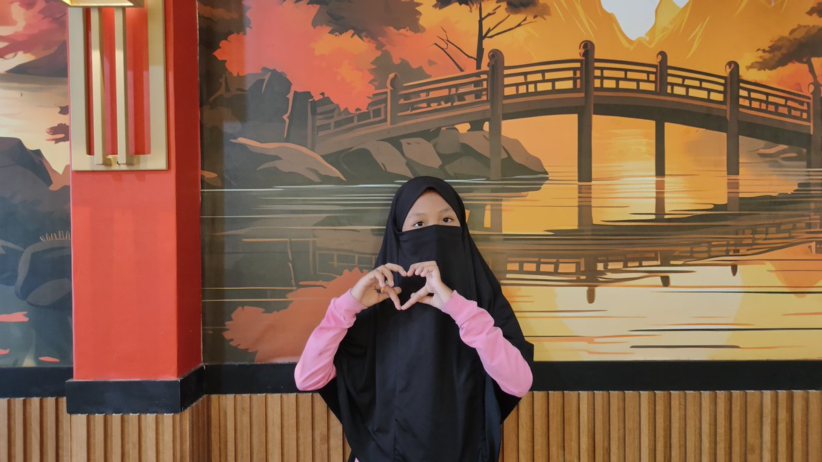 daisy_flower02's tweet photo. Ini ponakanku yg pertama.. ngeliat ak pakek khiban, ala2 ku jadiin cadar gitu (bisa dibuka tutup)
Terus dia minta pakek khibanku
Terus dimarahin ama ibuknya 😌 (abis foto ini, ibuknya vidcall. Terus ngeliat dia pakek gini agak sewot nanya ngapain pakek cadar gitu2 hahah 😬) https://t.co/w4v73CTOdN