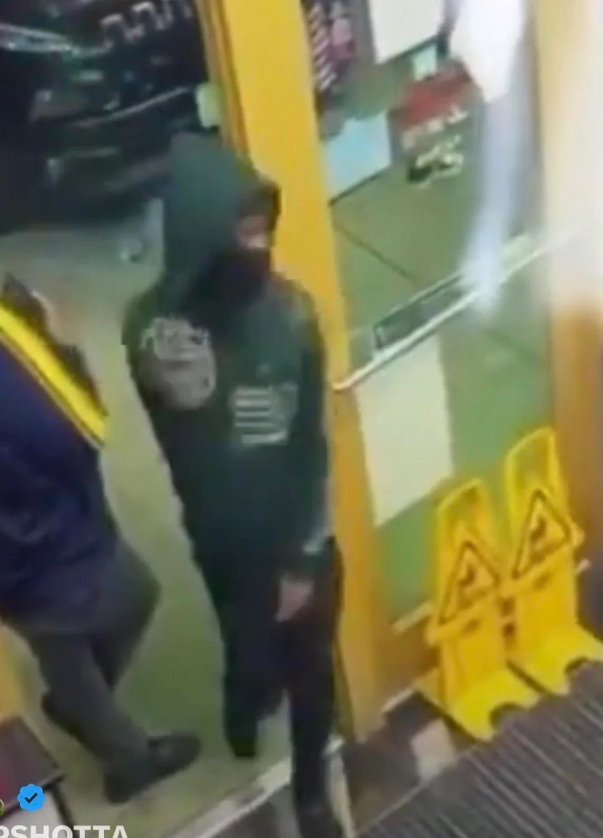 CGTOPSHOTTA's tweet photo. Reddit Detectives found the dude in the green hood👀 https://t.co/jDKUaFmDZJ