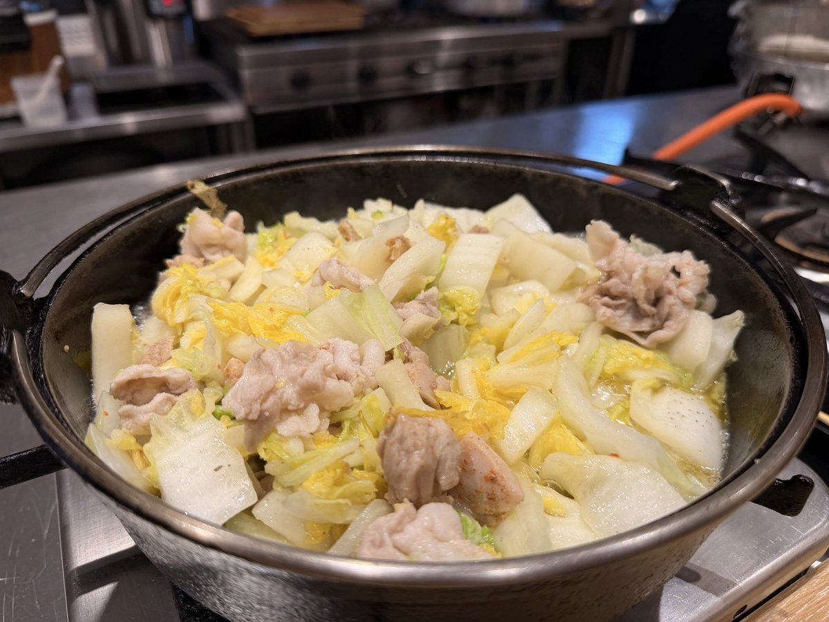 keika_sr's tweet photo. お昼は一番好きな定食屋さんでランチ♡
夜はご当地⭐️さぶろべい🍲
とりかわだけでご飯大盛り行けるー！
（とり野菜って鳥野菜じゃなくて摂り野菜なんだよー）

食べるの幸せすぎる！
また１週間がんばりまーす。 https://t.co/mRRLn45pAa