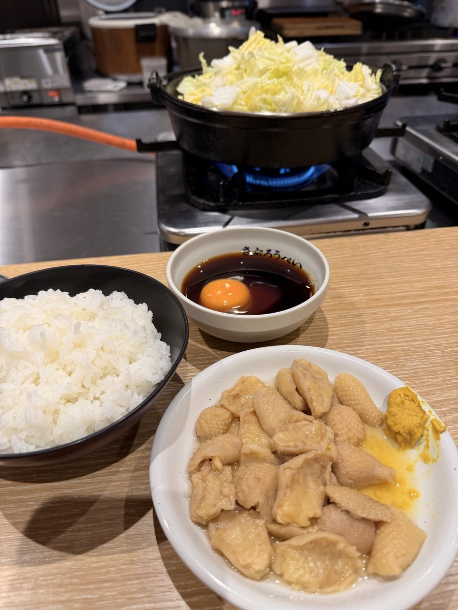 keika_sr's tweet photo. お昼は一番好きな定食屋さんでランチ♡
夜はご当地⭐️さぶろべい🍲
とりかわだけでご飯大盛り行けるー！
（とり野菜って鳥野菜じゃなくて摂り野菜なんだよー）

食べるの幸せすぎる！
また１週間がんばりまーす。 https://t.co/mRRLn45pAa
