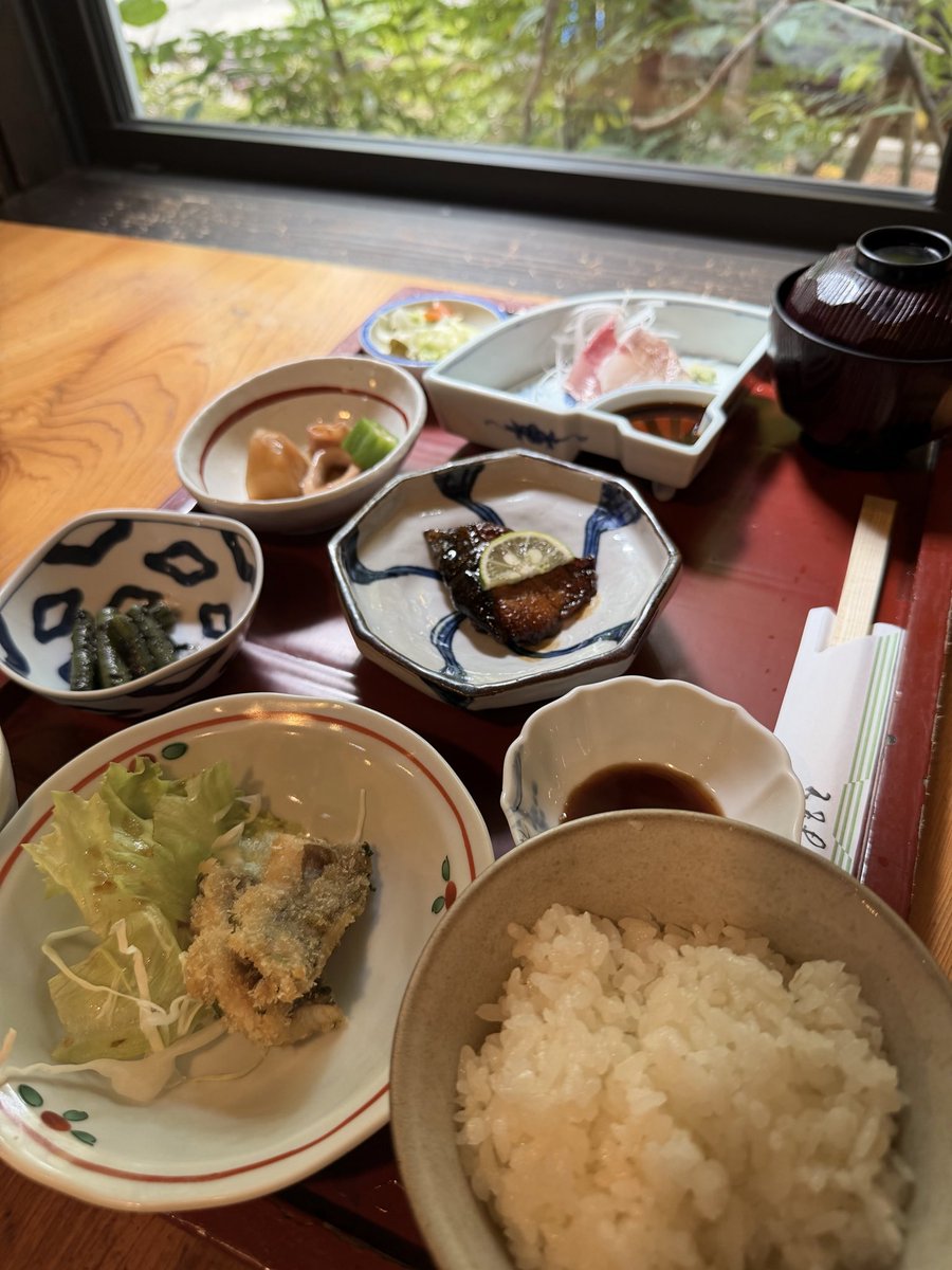 keika_sr's tweet photo. お昼は一番好きな定食屋さんでランチ♡
夜はご当地⭐️さぶろべい🍲
とりかわだけでご飯大盛り行けるー！
（とり野菜って鳥野菜じゃなくて摂り野菜なんだよー）

食べるの幸せすぎる！
また１週間がんばりまーす。 https://t.co/mRRLn45pAa