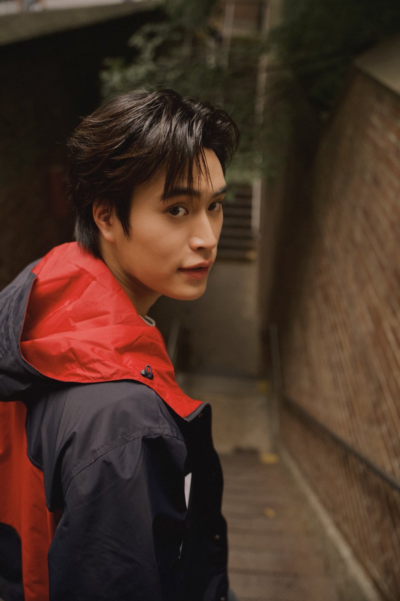 ELLEThailand's tweet photo. หล่อแบบสะกดทุกสายตา! เจมีไนน์ นรวิชญ์ @gemini_ti แบรนด์แอมบาสซาเดอร์ของ Tommy Hilfiger @TommyHilfiger ที่ถ่ายทอดไลฟ์สไตล์ในบรรยากาศของมหานครนิวยอร์ก พร้อมโททัลลุคสไตล์เพรพที่ผสมผสานความคลาสสิกเข้ากับพลังและความสนุกอย่างลงตัว

#ELLEThailand
#TommyHilfiger
#Gemini_NT https://t.co/T2ZELwb7xj