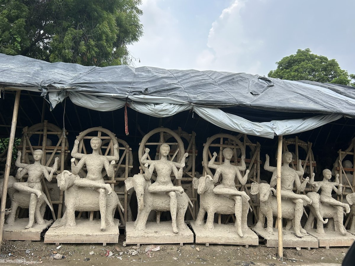 Warriormomsin's tweet photo. PM @narendramodi has repeatedly urged us to return to our traditional, eco friendly way of making Durga idols, using natural soil instead of POP and chemicals, protecting our water bodies in the process. And here in Noida, as some mothers speak to the artisans, this is what that tradition can look like. Straw, soil and the hands of local artisans.
Faith need not pollute. Maa Durga can return to the earth, without leaving pollution behind🙏 @myogiadityanath 

Hope others will follow💙
#EcoDurga