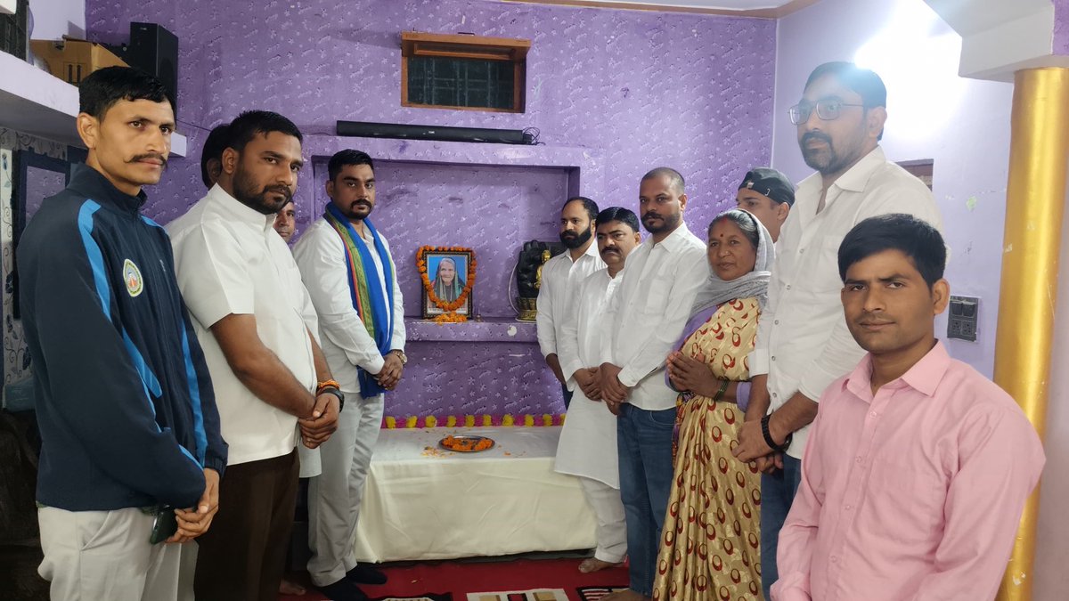 Manjeetsnotiyal's tweet photo. आज उत्तरकाशी में 
आज माननीय मनजीत नौटियाल जी  भीम आर्मी एवं  जय भीम संगठन के राष्ट्रीय अध्यक्ष जी उत्तरकाशी पहुंच रहे हैं माननीय श्री बुद्धि लाल जी जिला अध्यक्ष बहुजन समाज पार्टी उत्तरकाशी  के माता जी के  दादी जी के निधन होने पर माता/ दादी जी के चरणों में श्रद्धा सुमन अर्पित करने तथा श्रद्धांजलि अर्पित करने  उत्तरकाशी मनेरी पहुंचे l
मान्यवर साहब कांशीराम जी कहते थे हमारे नेता पहाड़ी क्षेत्रों में ��हीं जाते हमें पहाड़ों में भी बहुजन समाज के बीच इनका दुःख सुख जानने के लिए उनके बीच जाना होगा l
भीम आर्मी जय भीम संगठन राष्ट्रीय अध्यक्ष मनजीत सिंह नौटियाल साहब कांशीराम जी की बात मानकर आज श्रद्धांजलि सभा में पहुंचे इस दुःख की घड़ी में परिवार के साथ मजबूती से खड़े हैं l
इस दौरान साथ में राष्ट्रीय प्रवक्ता श्री मुन्नी लाल शिंदे प्रदेश प्रभारी श्री सोनू लाठी प्रदेश अध्यक्ष श्री एडवोकेट अंकुश शेरावाल राजस्थान प्रदेश प्रभारी श्री सुलेमान भट्ट प्रधान बड़े भाई श्री राजवीर कटारिया एडवोकेट श्री सुशील कुमार वरिष्ठ अधिवक्ता साथ में उपस्थित रहे l