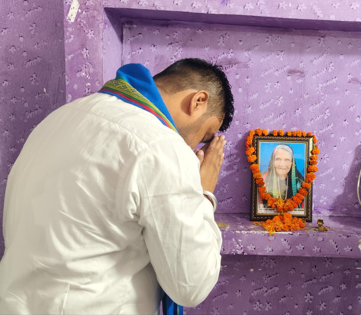 Manjeetsnotiyal's tweet photo. आज उत्तरकाशी में 
आज माननीय मनजीत नौटियाल जी  भीम आर्मी एवं  जय भीम संगठन के राष्ट्रीय अध्यक्ष जी उत्तरकाशी पहुंच रहे हैं माननीय श्री बुद्धि लाल जी जिला अध्यक्ष बहुजन समाज पार्टी उत्तरकाशी  के माता जी के  दादी जी के निधन होने पर माता/ दादी जी के चरणों में श्रद्धा सुमन अर्पित करने तथा श्रद्धांजलि अर्पित करने  उत्तरकाशी मनेरी पहुंचे l
मान्यवर साहब कांशीराम जी कहते थे हमारे नेता पहाड़ी क्षेत्रों में ��हीं जाते हमें पहाड़ों में भी बहुजन समाज के बीच इनका दुःख सुख जानने के लिए उनके बीच जाना होगा l
भीम आर्मी जय भीम संगठन राष्ट्रीय अध्यक्ष मनजीत सिंह नौटियाल साहब कांशीराम जी की बात मानकर आज श्रद्धांजलि सभा में पहुंचे इस दुःख की घड़ी में परिवार के साथ मजबूती से खड़े हैं l
इस दौरान साथ में राष्ट्रीय प्रवक्ता श्री मुन्नी लाल शिंदे प्रदेश प्रभारी श्री सोनू लाठी प्रदेश अध्यक्ष श्री एडवोकेट अंकुश शेरावाल राजस्थान प्रदेश प्रभारी श्री सुलेमान भट्ट प्रधान बड़े भाई श्री राजवीर कटारिया एडवोकेट श्री सुशील कुमार वरिष्ठ अधिवक्ता साथ में उपस्थित रहे l