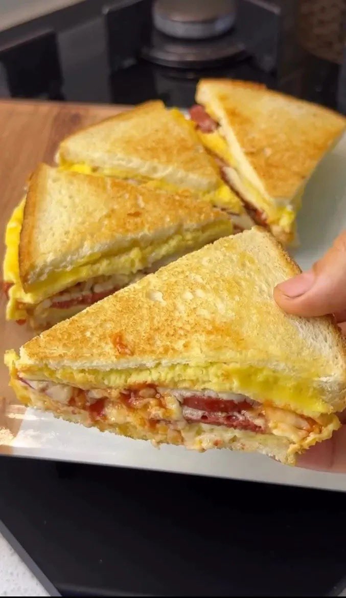 nadaeladela's tweet photo. JANGAN SKIP KALAU TIAP PAGI BINGUNG MAU SARAPAN APA 😭🙏🏻🍳
Cuma beberapa menit udah jadi!
OMELET ROTI TAWAR ini praktis, ngenyangin, dan enak banget 🤤✨
Sekali coba langsung kepikiran,
“BESOK BIKIN LAGI AH!” 😭🫶🏻🔥￼ https://t.co/jQdOJHntVp