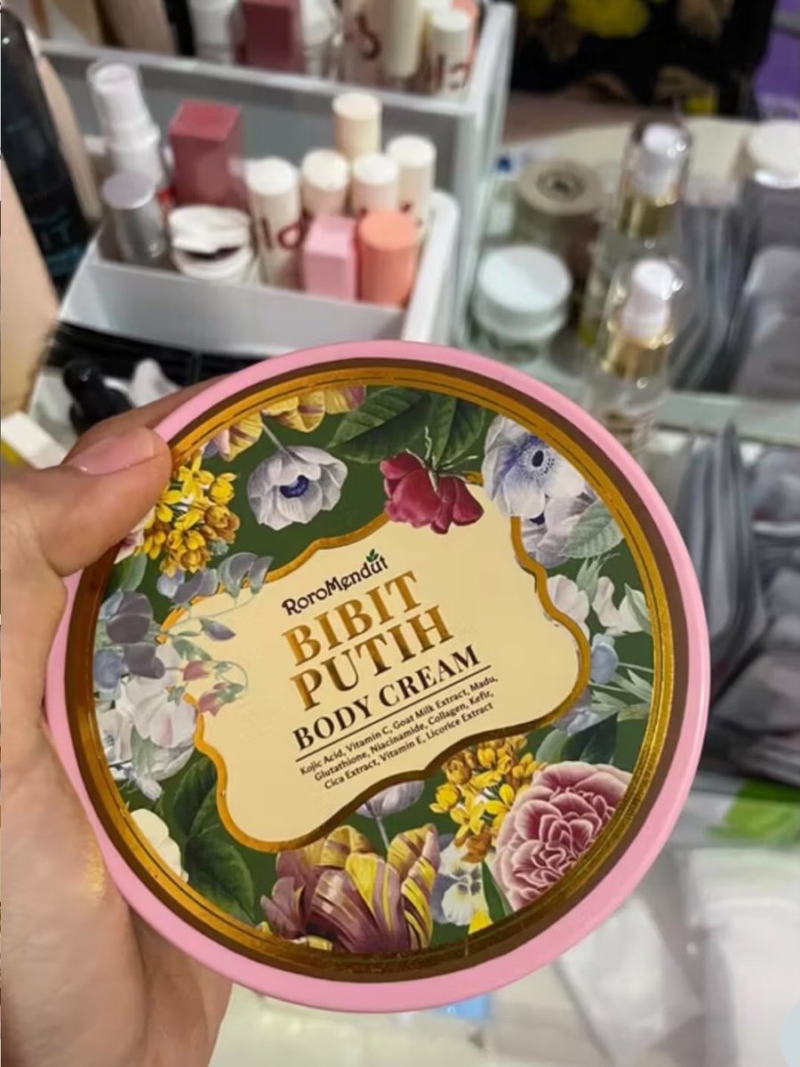 nadaeladela's tweet photo. Aku kayanya sekarang tau kenapa ada orang yang susah putih kulitnya badak, itu karena jarang di gosok sel kulit matinya 😭

Baru beberapa bulan cobain bibit putih body cream ini terus d gosok sponge, hasilnya daki semuaaa.. dan kulit jadi cerahan dan pake handbody juga lebih ngaruh cepet 👌￼