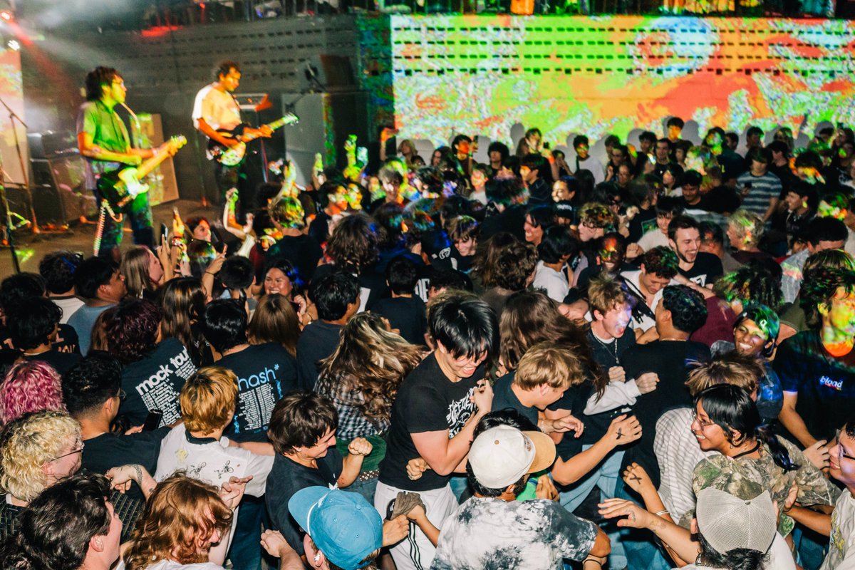 LEVITATION's tweet photo. Fuzzed out melodies and shoegaze goodness captured by @firstthreesongs over at @mohawkaustin tonight! https://t.co/tC6xNfv1ev