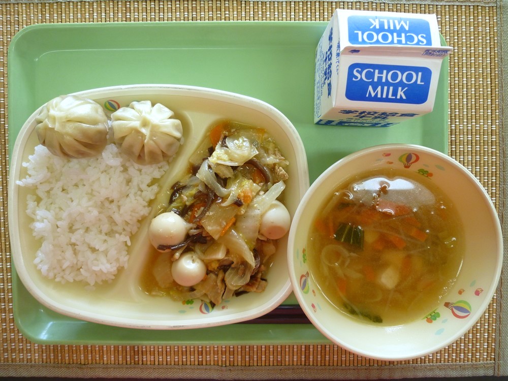nishihara_town's tweet photo. 【本日の給食】
牛乳
ごはん
春雨スープ
ターサイパオズ
八宝菜
#西原町 #給食 #lunch #schoollunch #沖縄県 https://t.co/hkgWPGLfIm