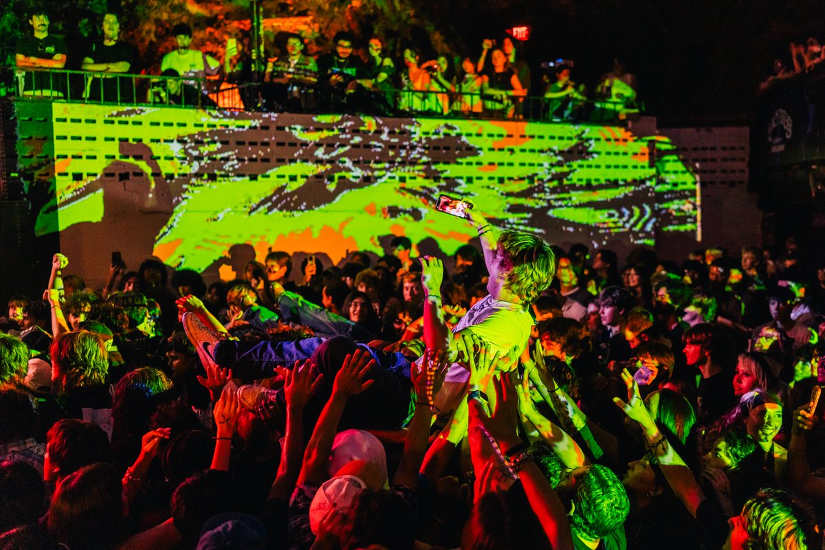 LEVITATION's tweet photo. Fuzzed out melodies and shoegaze goodness captured by @firstthreesongs over at @mohawkaustin tonight! https://t.co/tC6xNfv1ev