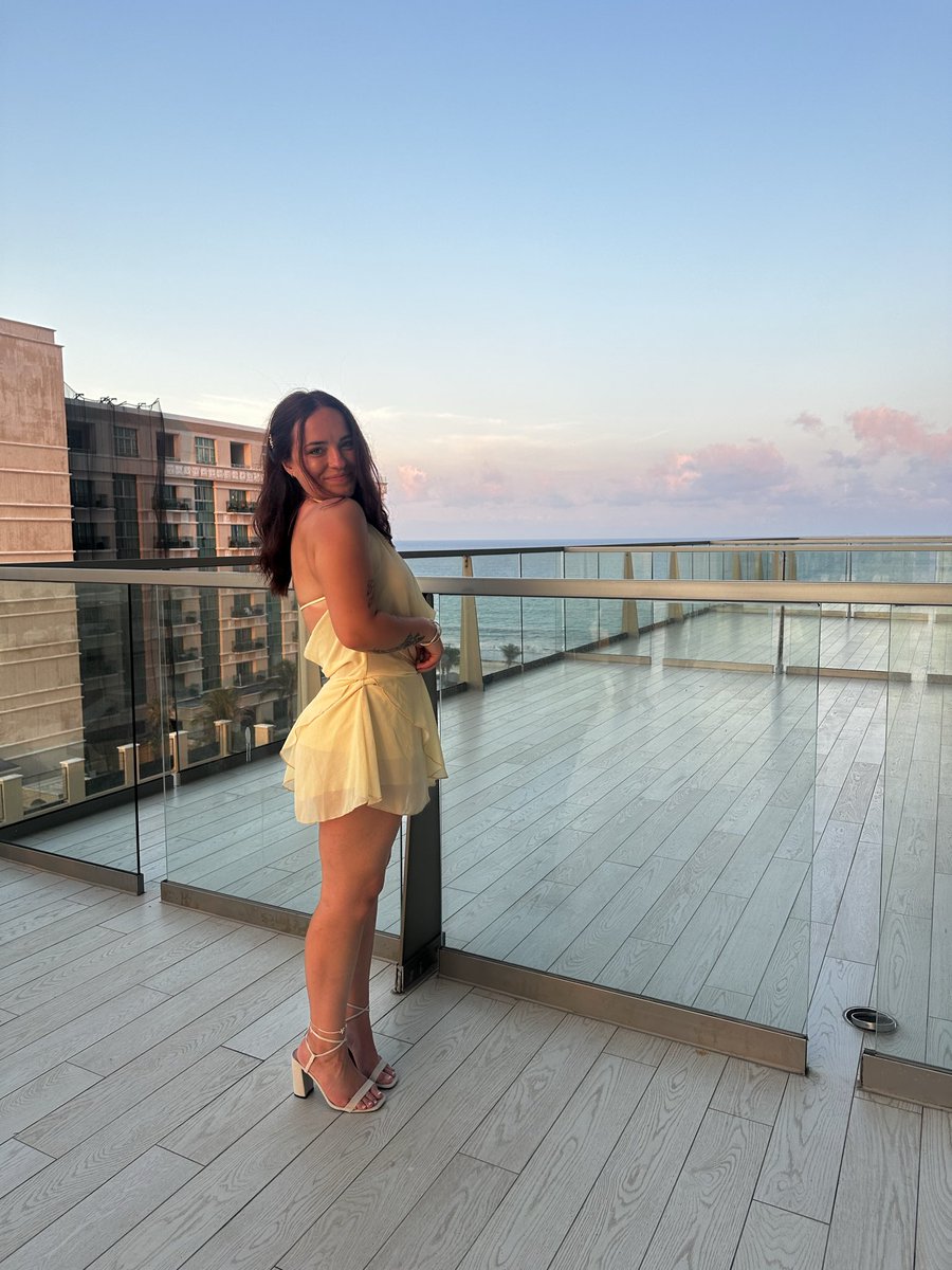Krissynielson's tweet photo. collecting memories &amp; becoming her 🐚✨ https://t.co/PsVQY7T5Nf