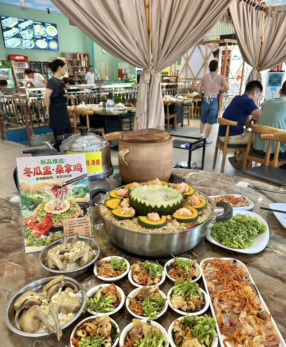 huihui012200's tweet photo. 感觉是江门Top1的冬瓜盅桑拿鸡
江门喜欢吃农家地道味的一定要试试， 冬瓜桑拿鸡，真的吼吼吃！！！！！  整只新鲜大冬瓜挖空当锅，中间是五指毛桃汤底，外圈铺满虫草花、鸡肉、虾滑，蒸汽把食材焖熟，原汁原味巨鲜甜❗️❗️ https://t.co/suPCj7xwzN