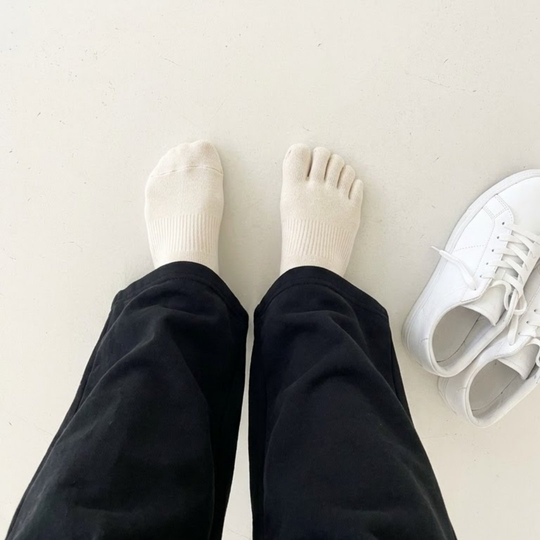 hellothisisseoa's tweet photo. 아침에 늦잠 자서 양말을 진짜 아무거나 집어 ���고 나왔거든요?
색이 같길래 당연히 한 켤레인 줄 알았죠!

근데 연습실 도착해서 신발 벗고 나서야 알았어요 😂
아침의 저를 믿으면 안 됐는데...

어디가 다른지 보이세요??

#SEOA #서아 https://t.co/NqVpRavNZg
