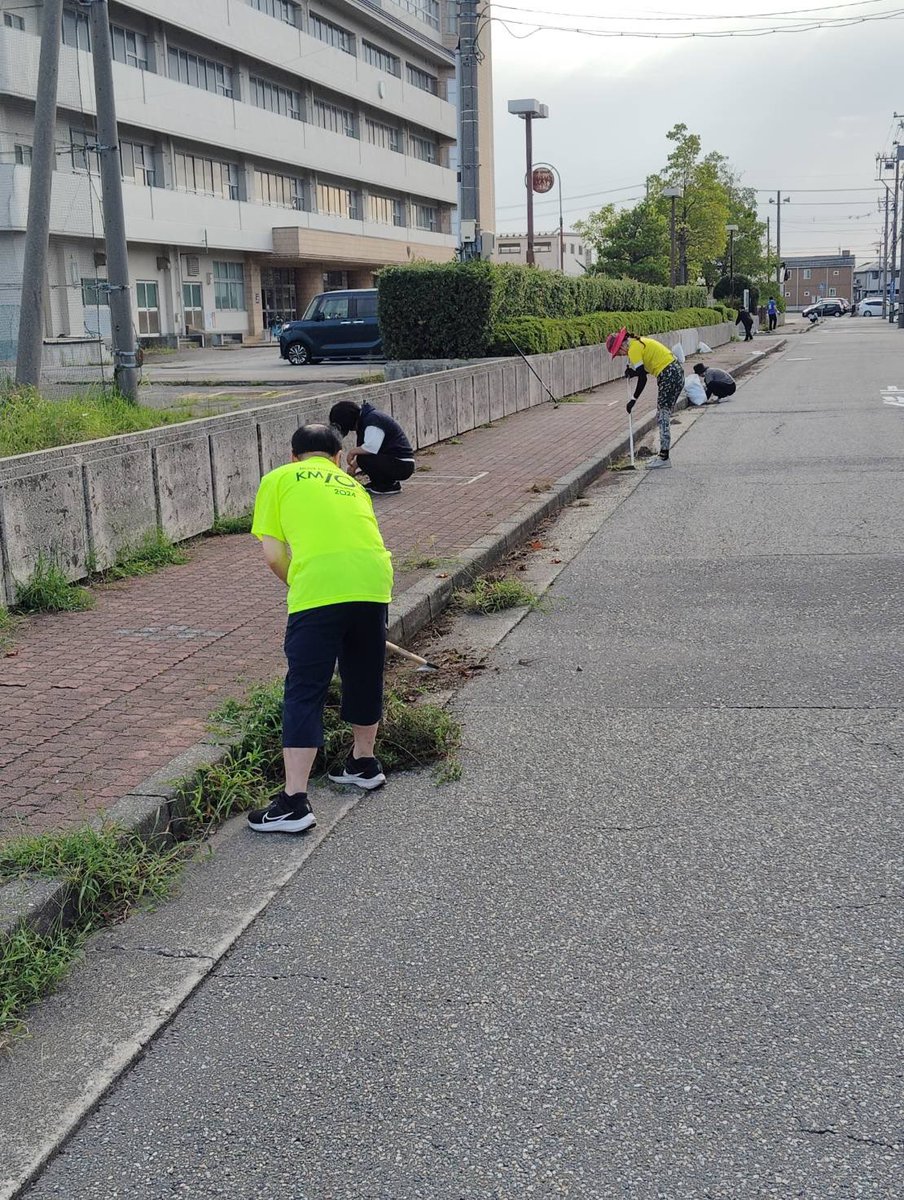 gennok's tweet photo. 昨日は地元中学校PTA活動で道路回りの草刈りを実施。昨年より秋の運動会前に校舎回りを清掃しようとの保護者の有志で開催。残暑の中、休憩時のお茶が格別に美味しく感じました。
#金沢市＃PTA活動 https://t.co/gwtSefaAbL