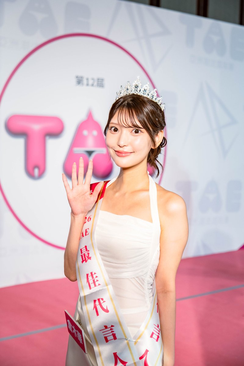 taiwanadultexpo's tweet photo. 倉木華さんの訃報に接し、私共は大変驚き、そして悲しみに暮れております。 本年4月、彼女は「TAE台湾成人博���会」の年間アンバサダーとして台湾を訪れ、私共共に高雄のステージに立ってくださいました。 私共は、イベント会場で見せた彼女の笑顔を今でも覚えています。また、一回一回のイベントを真摯に全うし、台湾のファンと対面した時の姿も記憶に刻まれています。 私共にとって彼女は、単なる協働の出演者ではなく、TAEとともに貴重な想い出を分かち合った大切な友人の一人です。
台湾に来てくださり、本��にありがとうございました。 皆に笑顔と素晴らしい想い出をもたらしてくれたことに対し、心より感謝いたします。 安らかにお眠りください。
そして、ご遺族ならびに関係者の皆様、彼女を愛してやまないすべての皆様に、謹んで心よりお悔やみ申し上げます。
TAE台湾成人博覧会