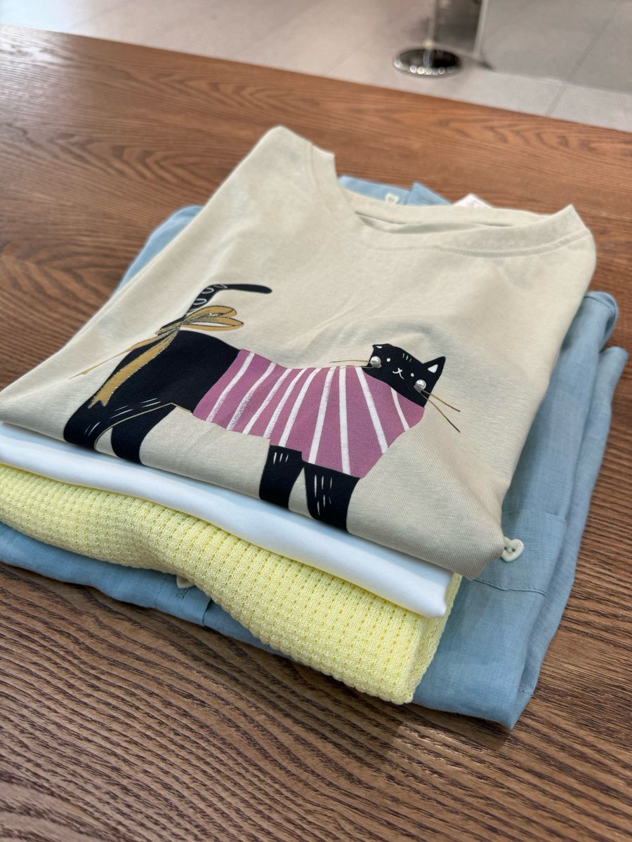 dhanb394207's tweet photo. Just finished folding the laundry my kid left on the couch—soft tees and a silly dinosaur sock. Small win, big relief. https://t.co/Xi9JoXorYj