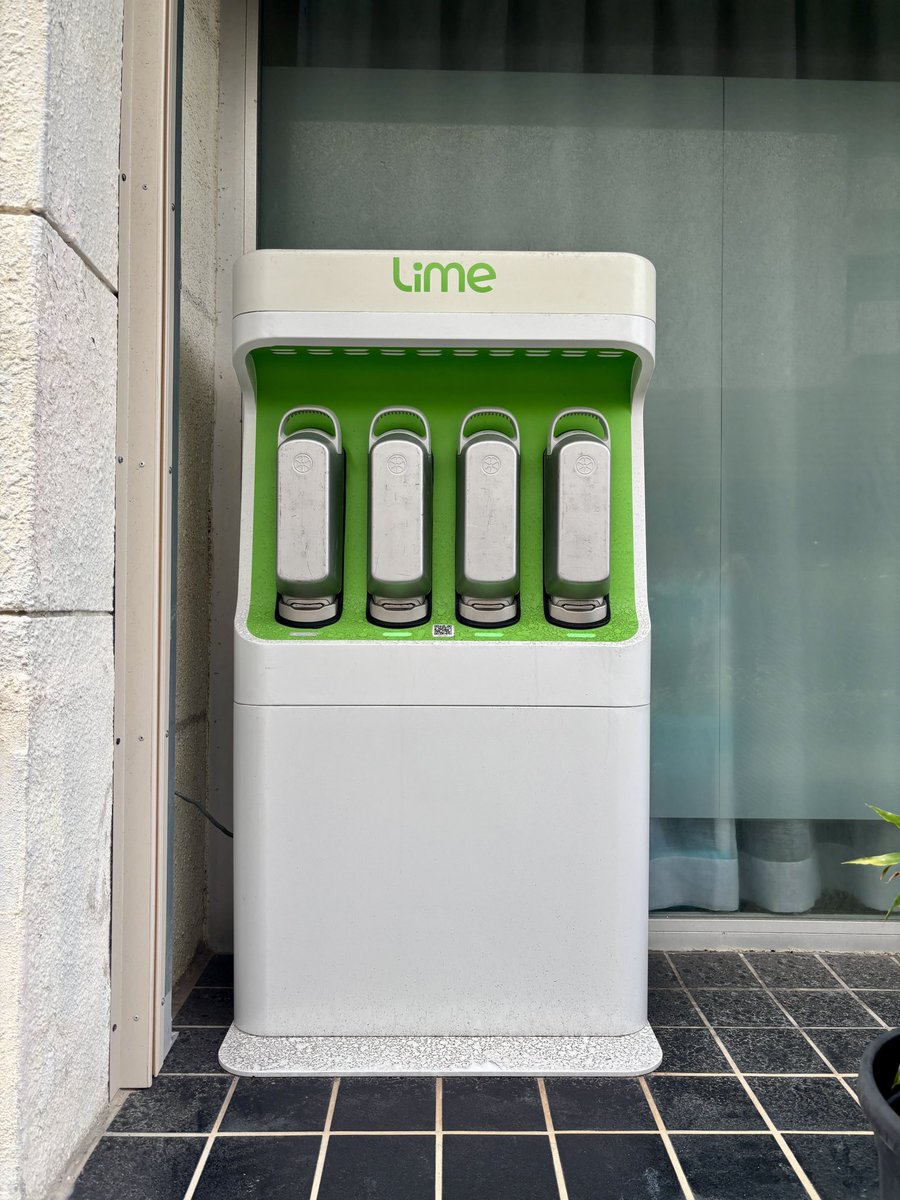 Lime_User_jp's tweet photo. 【那覇市のローソンにLimeが登場！】

ローソン2店舗にポート・スワップステーションを設置開始！

那覇市内のスワップステーションは計4ヶ所に✨

休止中だった2ヶ所も復旧しました！
#Lime #スワップステーション #那覇市 #ローソン https://t.co/yT8ZSvvmdo